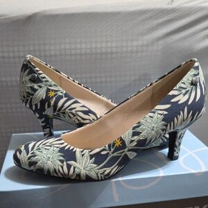 Life Stride Navy Floral Heels